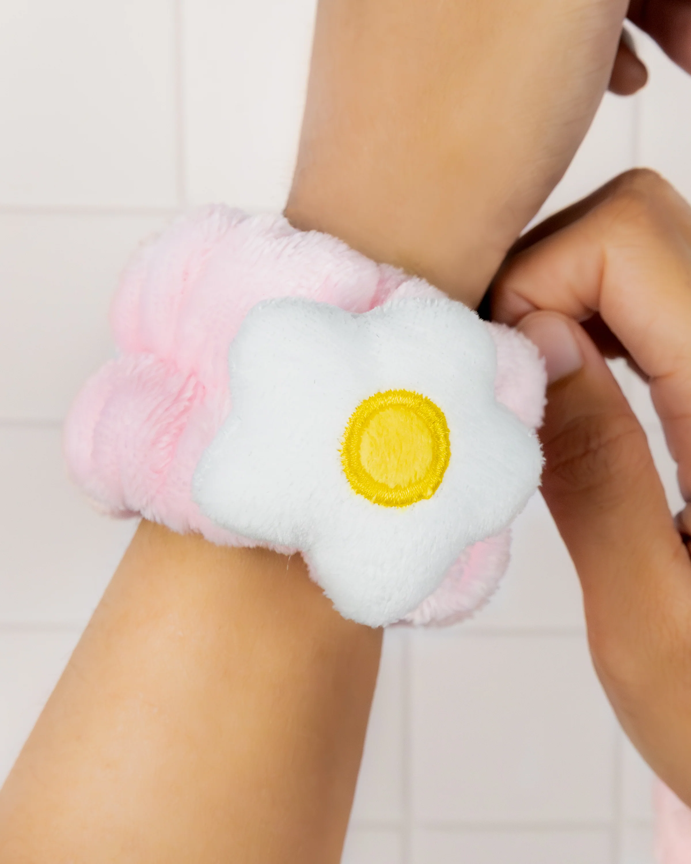 SUKOSHI Flower Face Wash Wristbands Set - Image 3